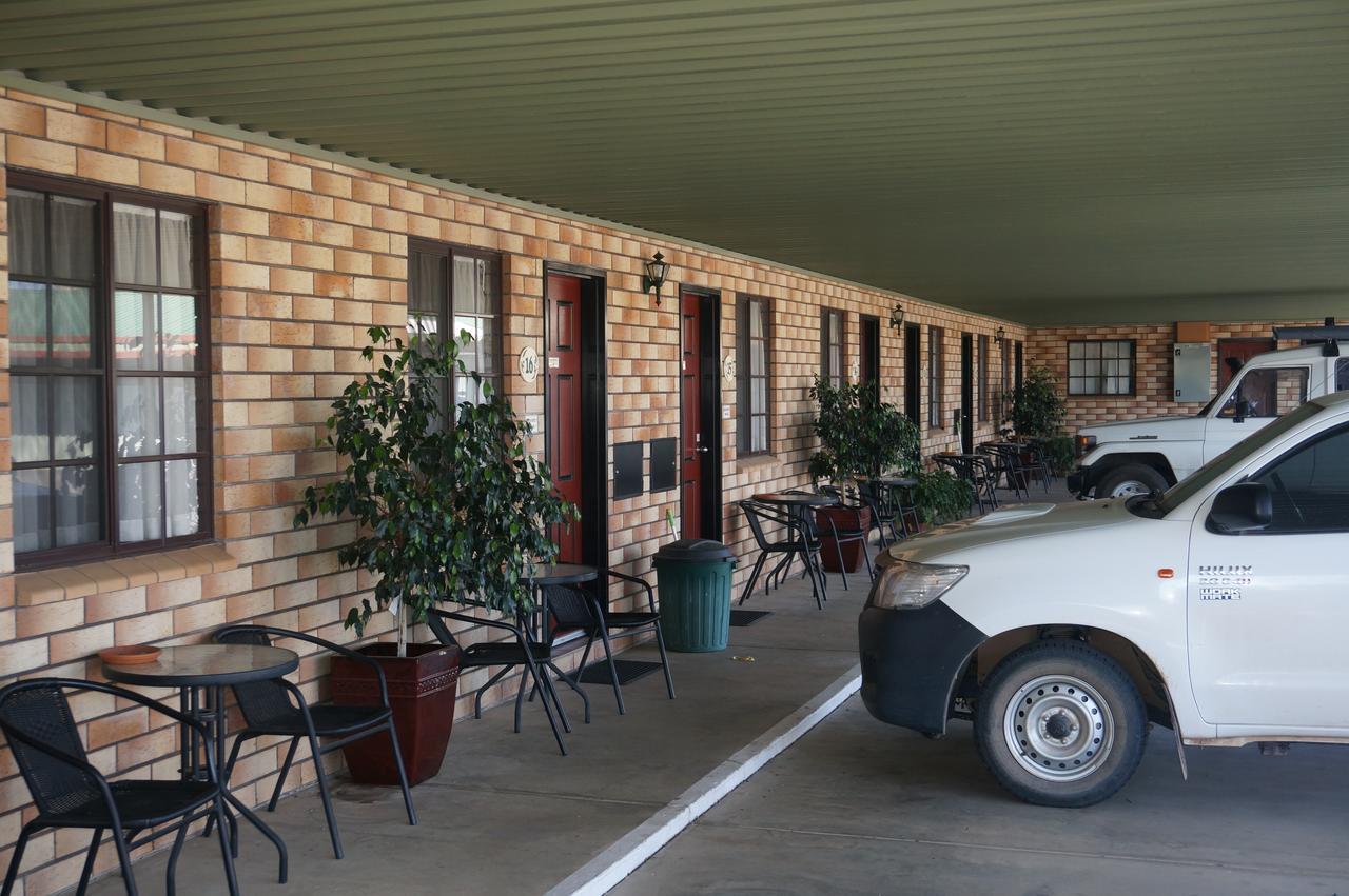 Miles Outback Motel Exterior photo