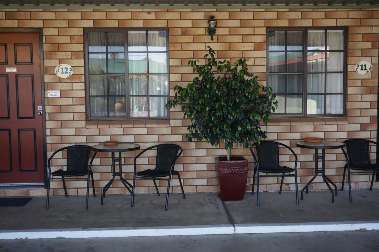 Miles Outback Motel Exterior photo